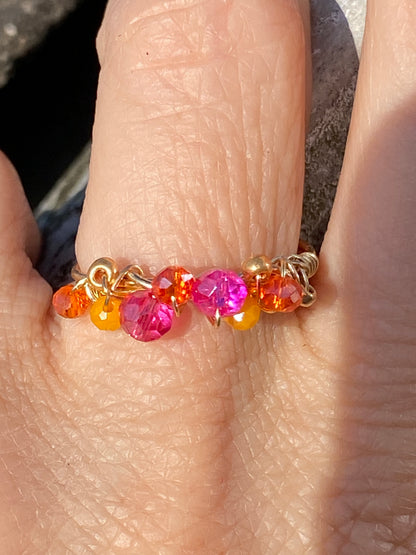 Frau trägt handgemachten Goldring mit Glasperlen | Sabetti Schmuckdesign