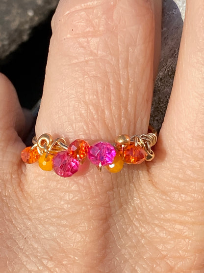 Frau trägt handgemachten Goldring mit Glasperlen | Sabetti Schmuckdesign