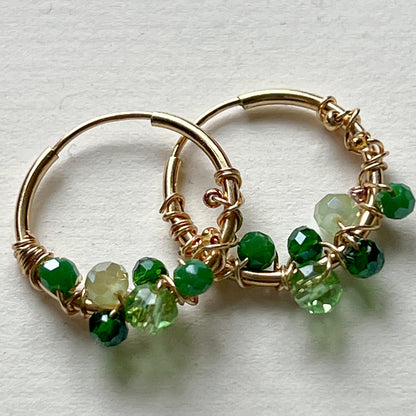 Gold Mini Creolen handgefertigt bohostyle -mit grünen Glasperlen umwickelt - VERDE
