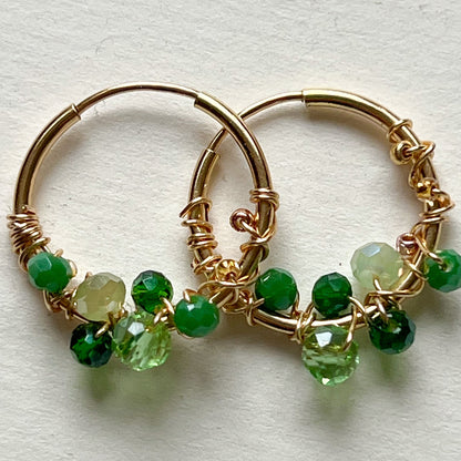 Gold Mini Creolen handgefertigt bohostyle -mit grünen Glasperlen umwickelt - VERDE