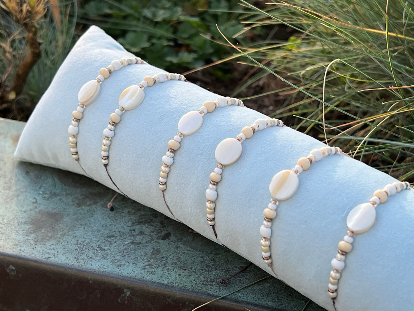 ALBA - handgefertigtes Schiebeknoten- Armband – cremeweisses Makramee Armband mit Perlmutt