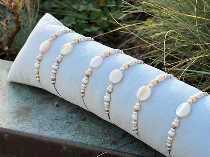 ALBA - handgefertigtes Schiebeknoten- Armband – cremeweisses Makramee Armband mit Perlmutt