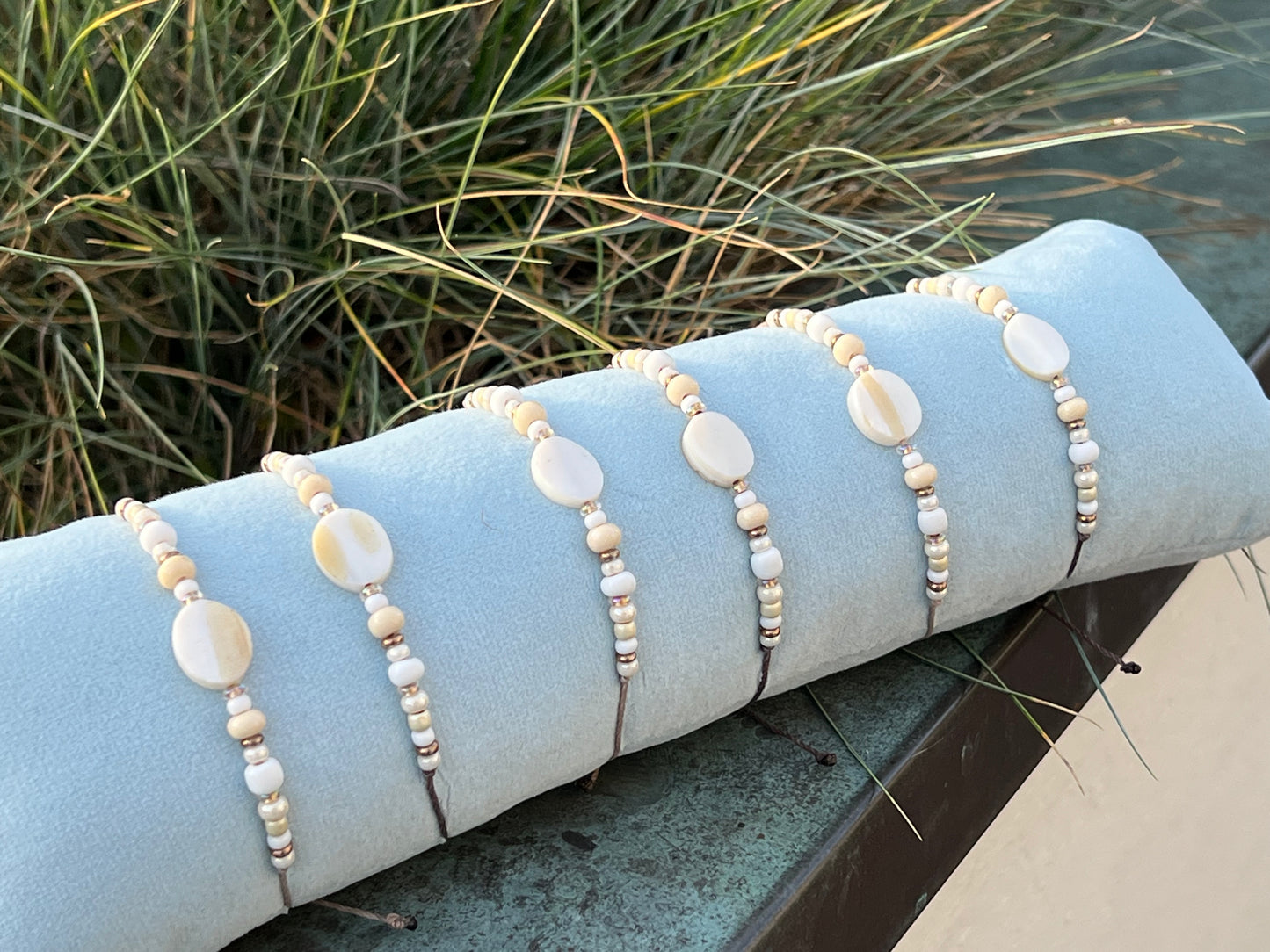 ALBA - handgefertigtes Schiebeknoten- Armband – cremeweisses Makramee Armband mit Perlmutt