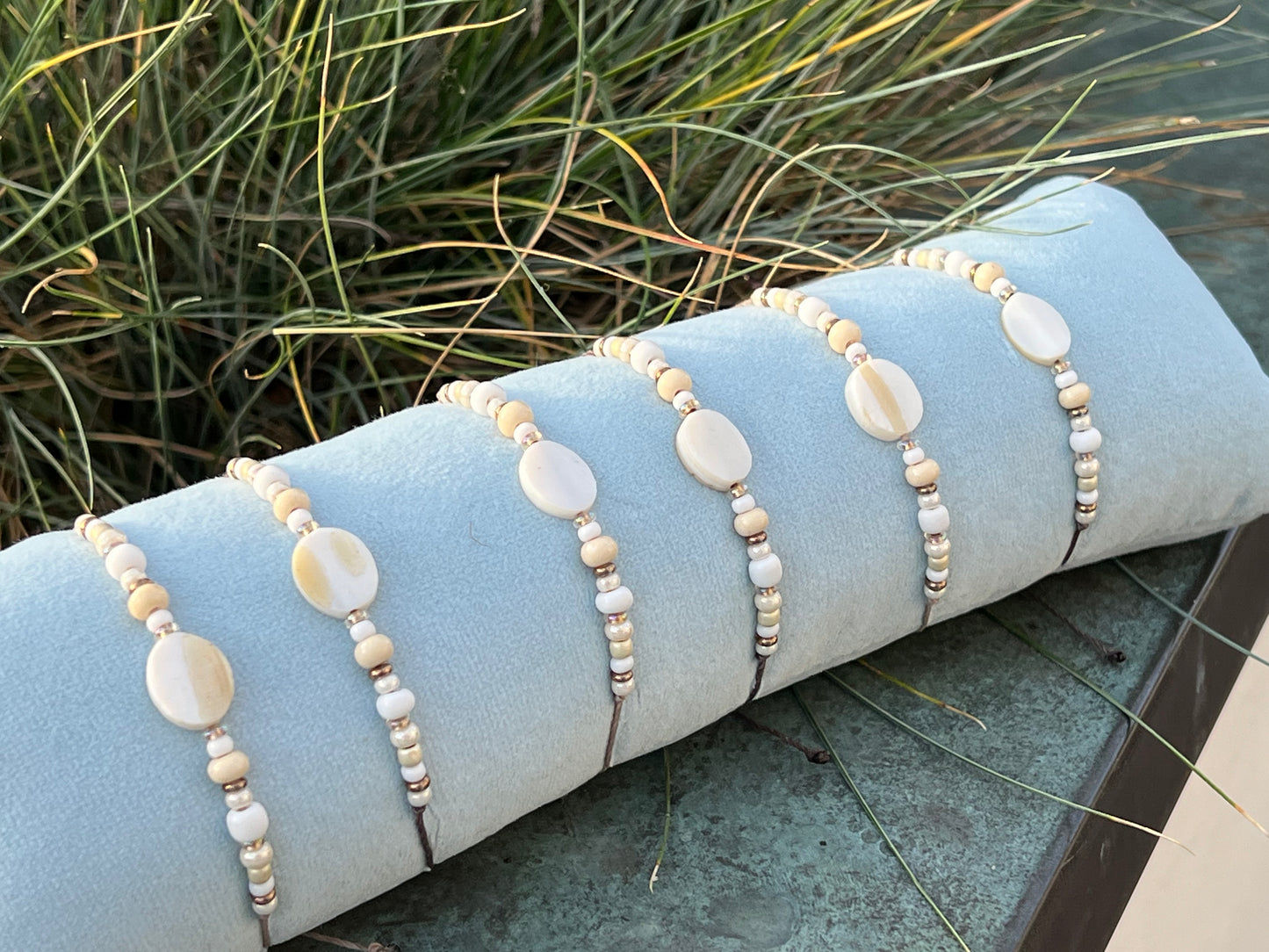 ALBA - handgefertigtes Schiebeknoten- Armband – cremeweisses Makramee Armband mit Perlmutt