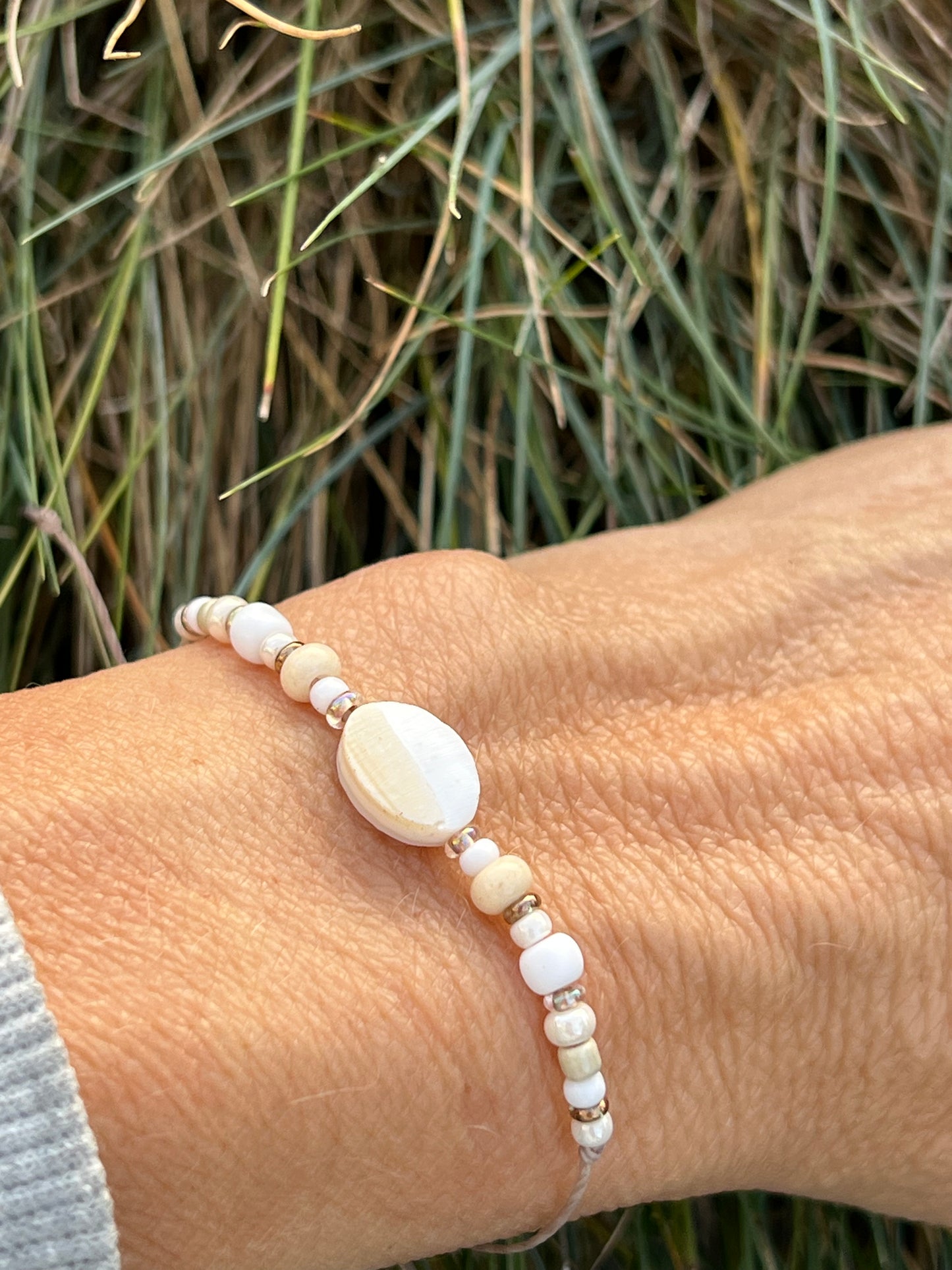 ALBA - handgefertigtes Schiebeknoten- Armband – cremeweisses Makramee Armband mit Perlmutt