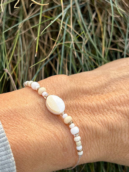 ALBA - handgefertigtes Schiebeknoten- Armband – cremeweisses Makramee Armband mit Perlmutt