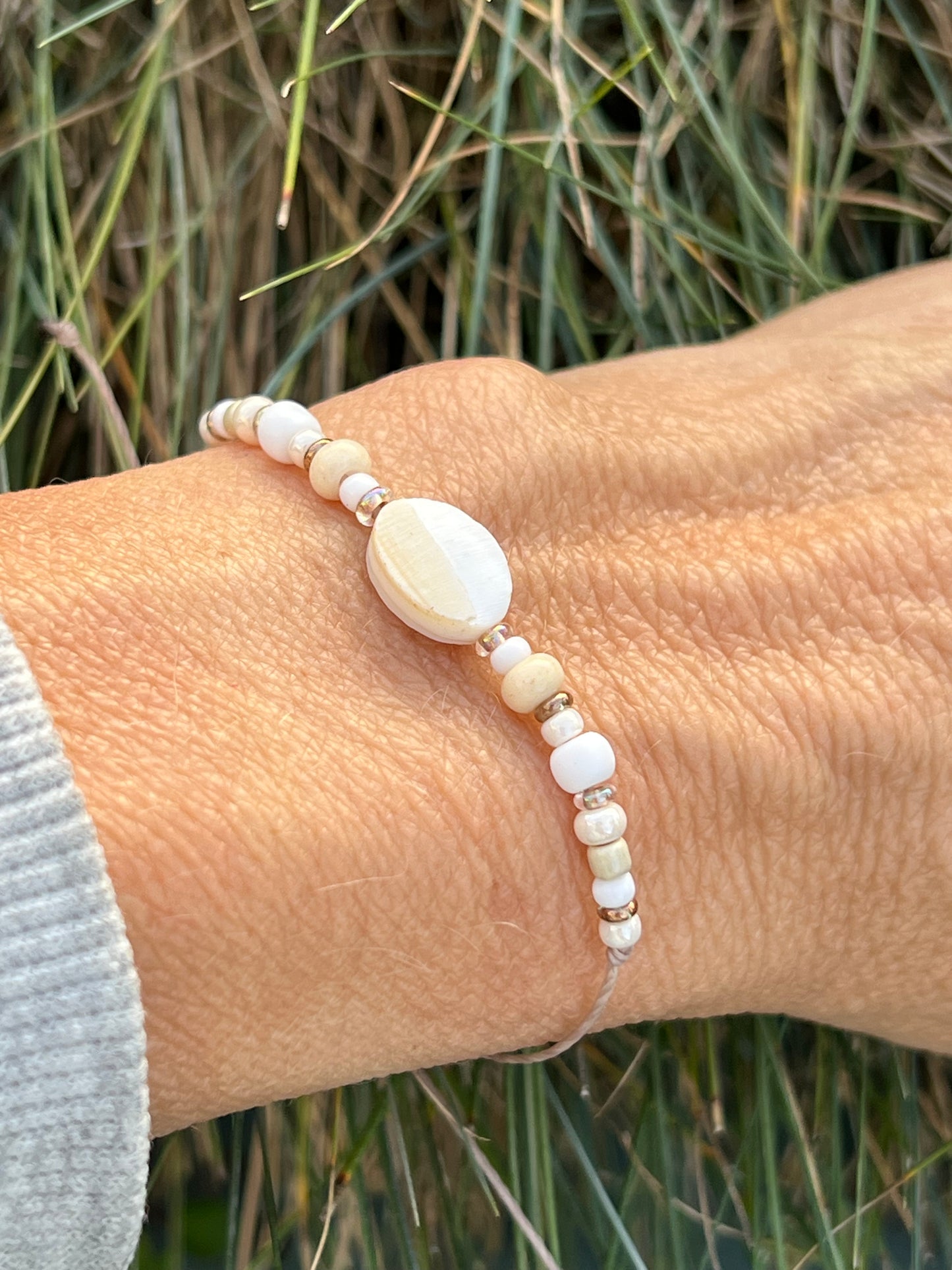 ALBA - handgefertigtes Schiebeknoten- Armband – cremeweisses Makramee Armband mit Perlmutt