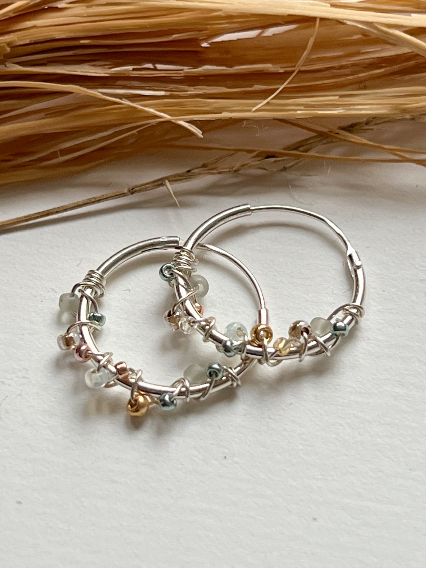 handgemachte 925er Sterling Silber Mini-Creolen für Damen und Gold-grünen Glasperlen | SEAGRASS