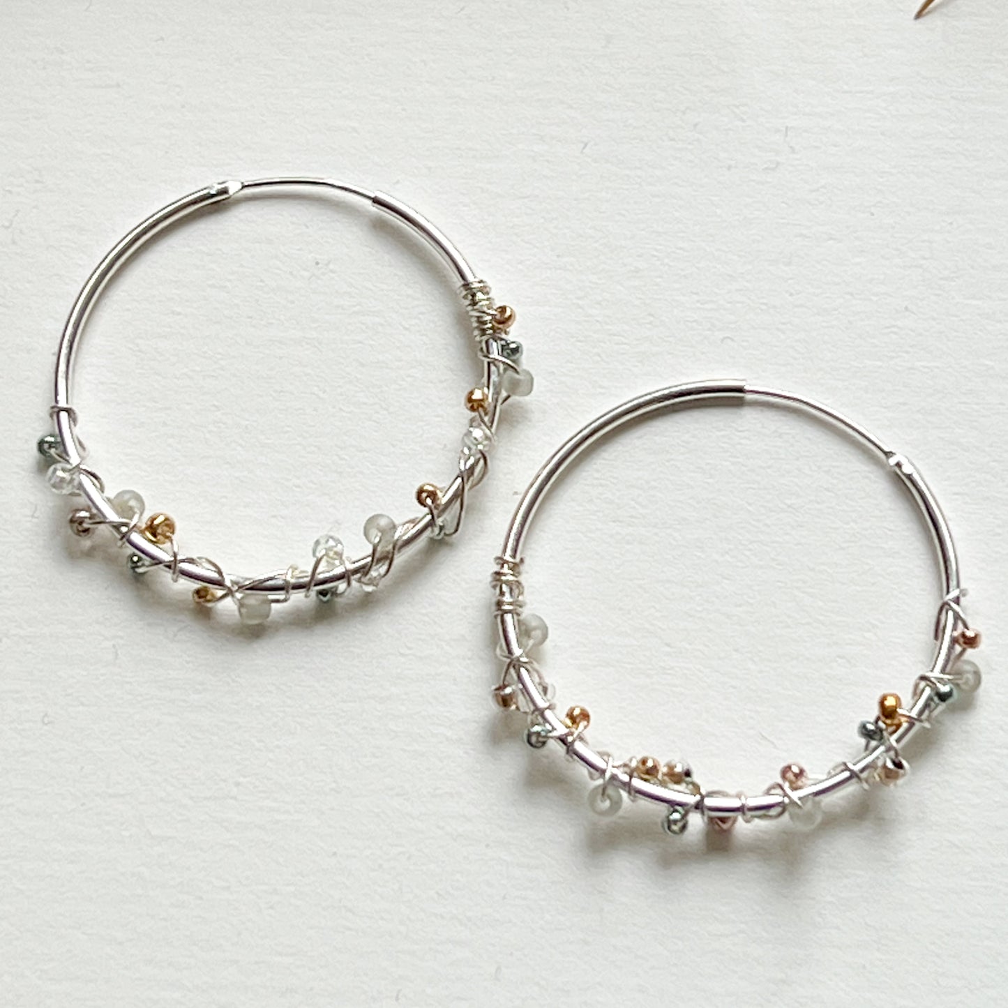 handgemachte 925er Sterling Silber Creolen 3 cm und Gold-grünen Glasperlen | SEAGRASS