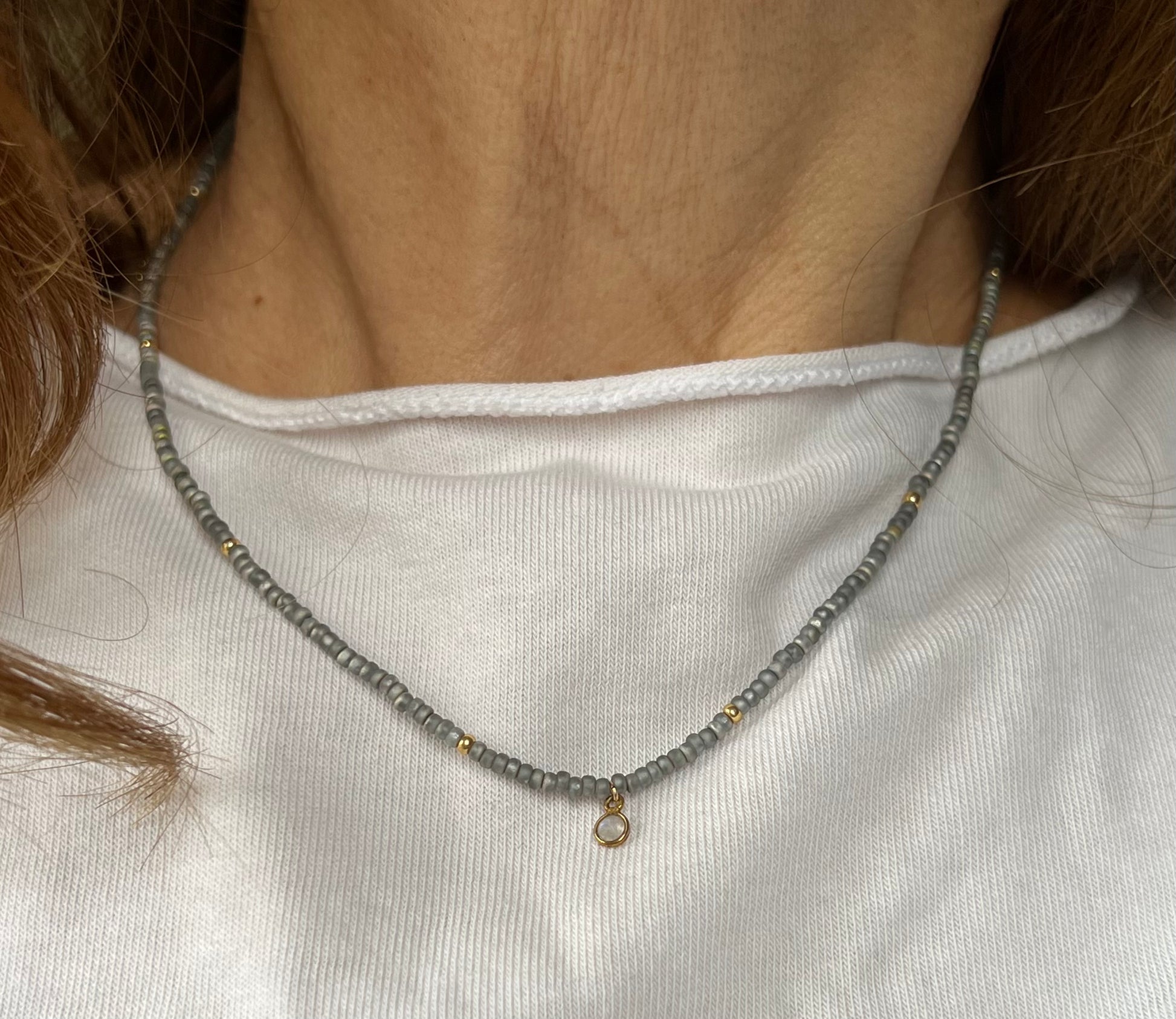 handgemachte  graue feine Glasperlenkette mit goldenem Labradoritanhänger