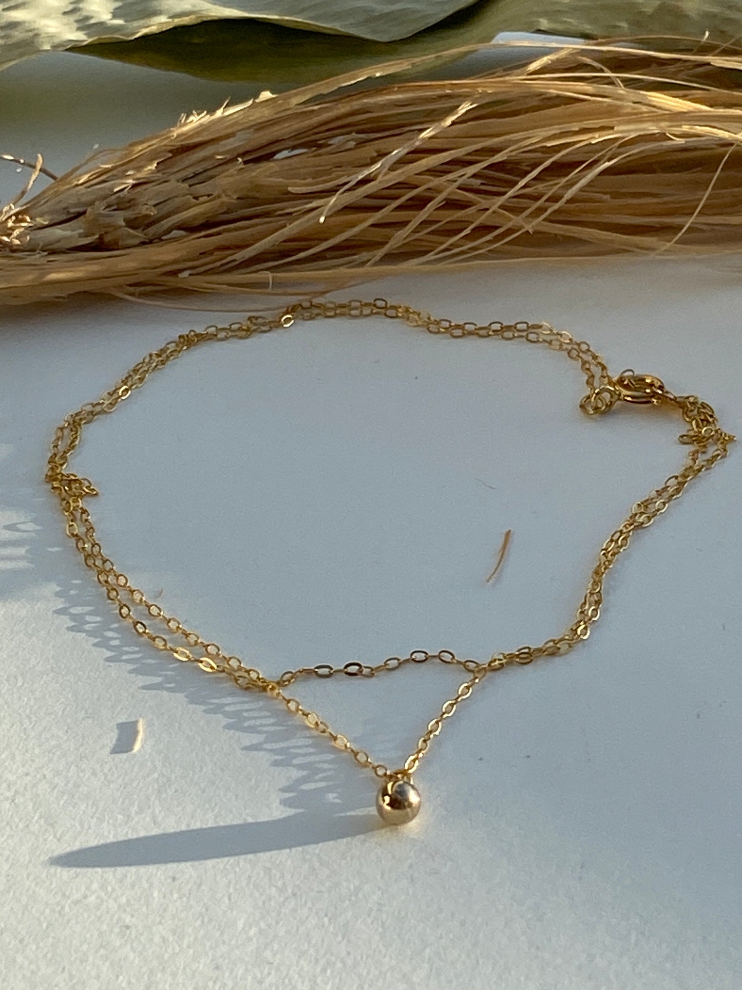 handgemachte Goldkette mit kleinem Kugel Anhänger /  ALLY