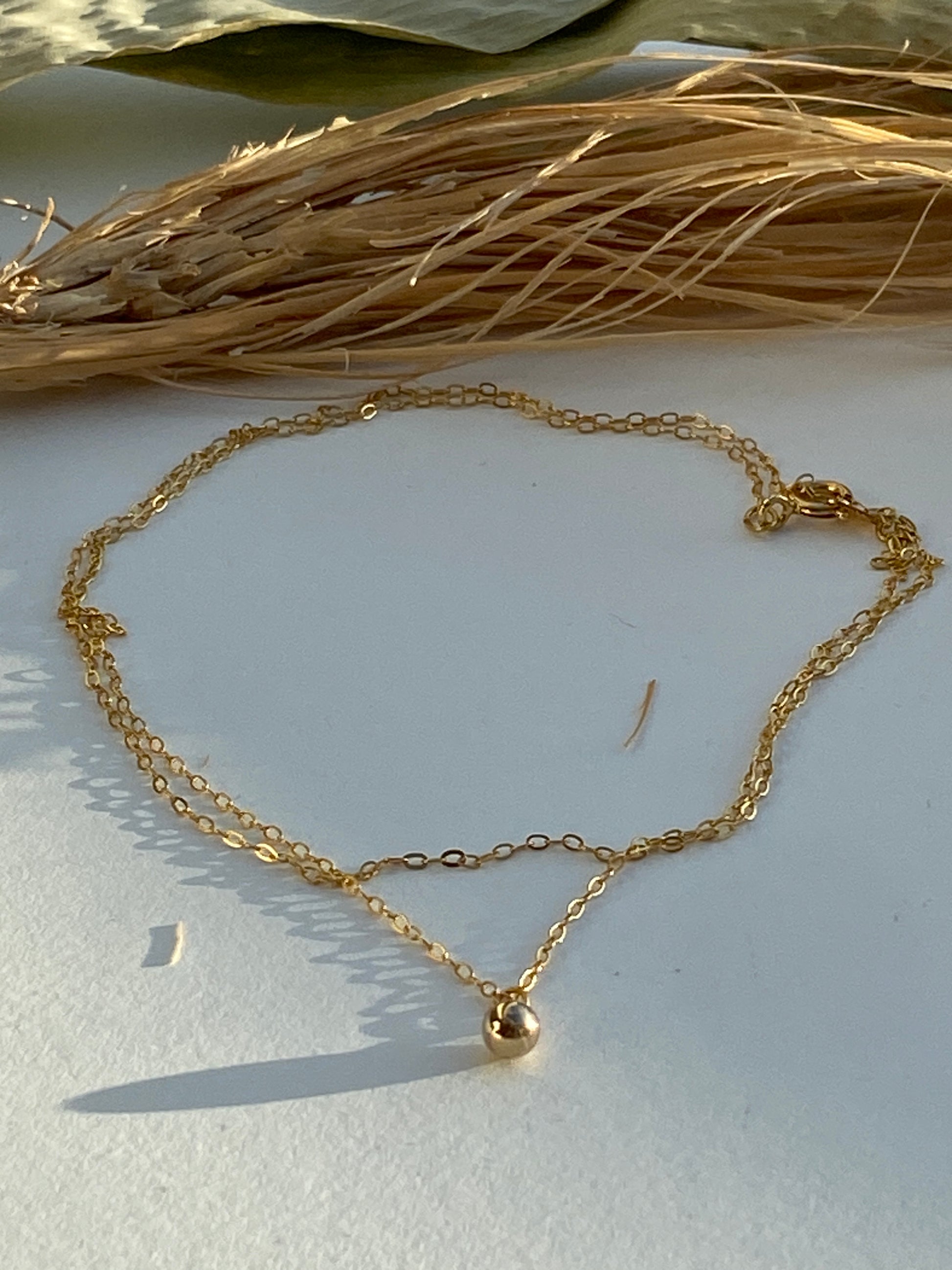 handgemachte Goldkette mit kleinem Kugel Anhänger /  ALLY