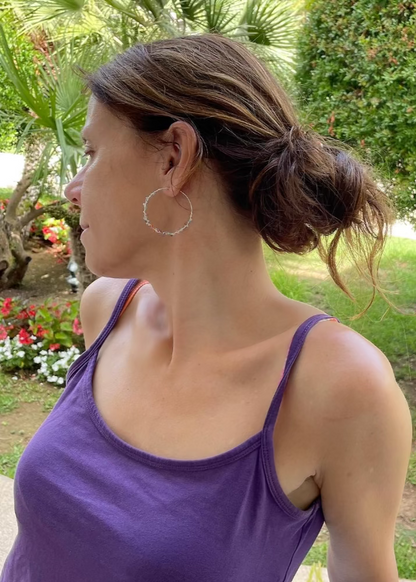 Frau trägt handgemachte Boho- Silber Creolen  | Sabetti Schmuckdesign