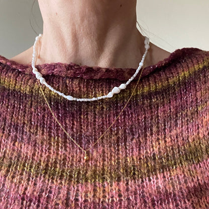 Frau trägt handgemachte Boho-Kette u - Sabetti Schmuckdesign