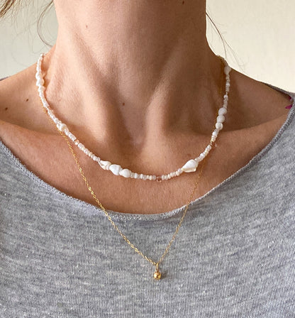 Frau trägt handgemachte Boho-Kette u - Sabetti Schmuckdesign