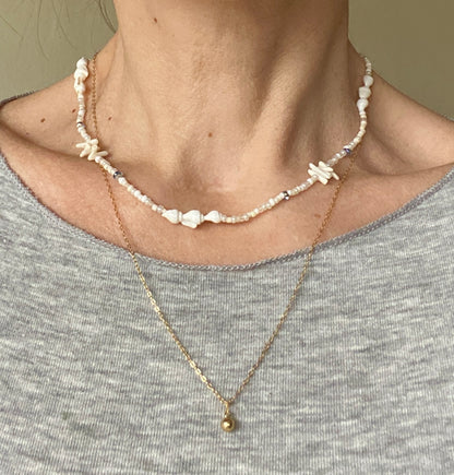 Frau trägt handgemachte Boho-Kette u - Sabetti Schmuckdesign