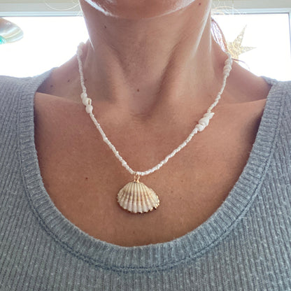 Frau trägt handgemachte Boho-Kette mit Muschelanhänger  - Sabetti Schmuckdesign