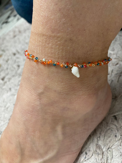 Frau trägt handgemachten gold buntes Fusskettchen mit Muschel Charm | Sabetti Schmuckdesign
