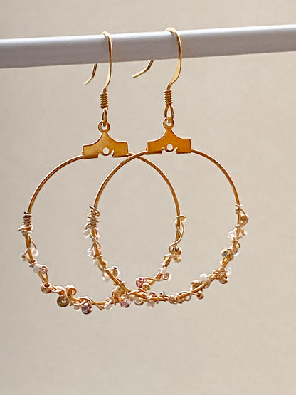 Handgemachte vergoldete Creolen mit weiss und Gold Glasperlen - Sabetti| Boho-Schmuck