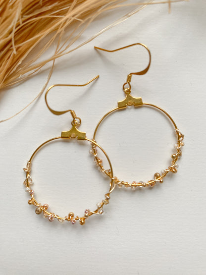 Handgemachte vergoldete Creolen mit weiss und Gold Glasperlen - Sabetti| Boho-Schmuck