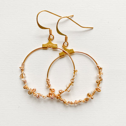 Handgemachte vergoldete Creolen mit weiss und Gold Glasperlen - Sabetti| Boho-Schmuck
