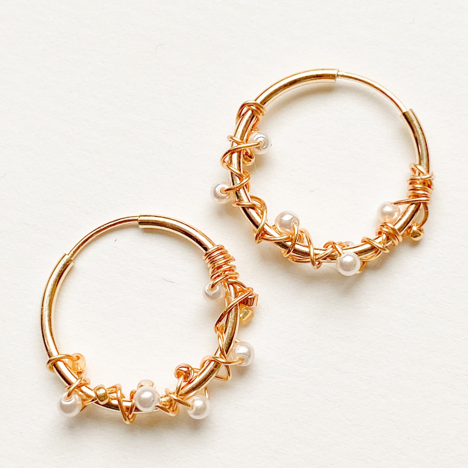 Handgemachte Creolen aus 14kr Gold mit weiss und Gold Glasperlen - Sabetti| Boho-Schmuck