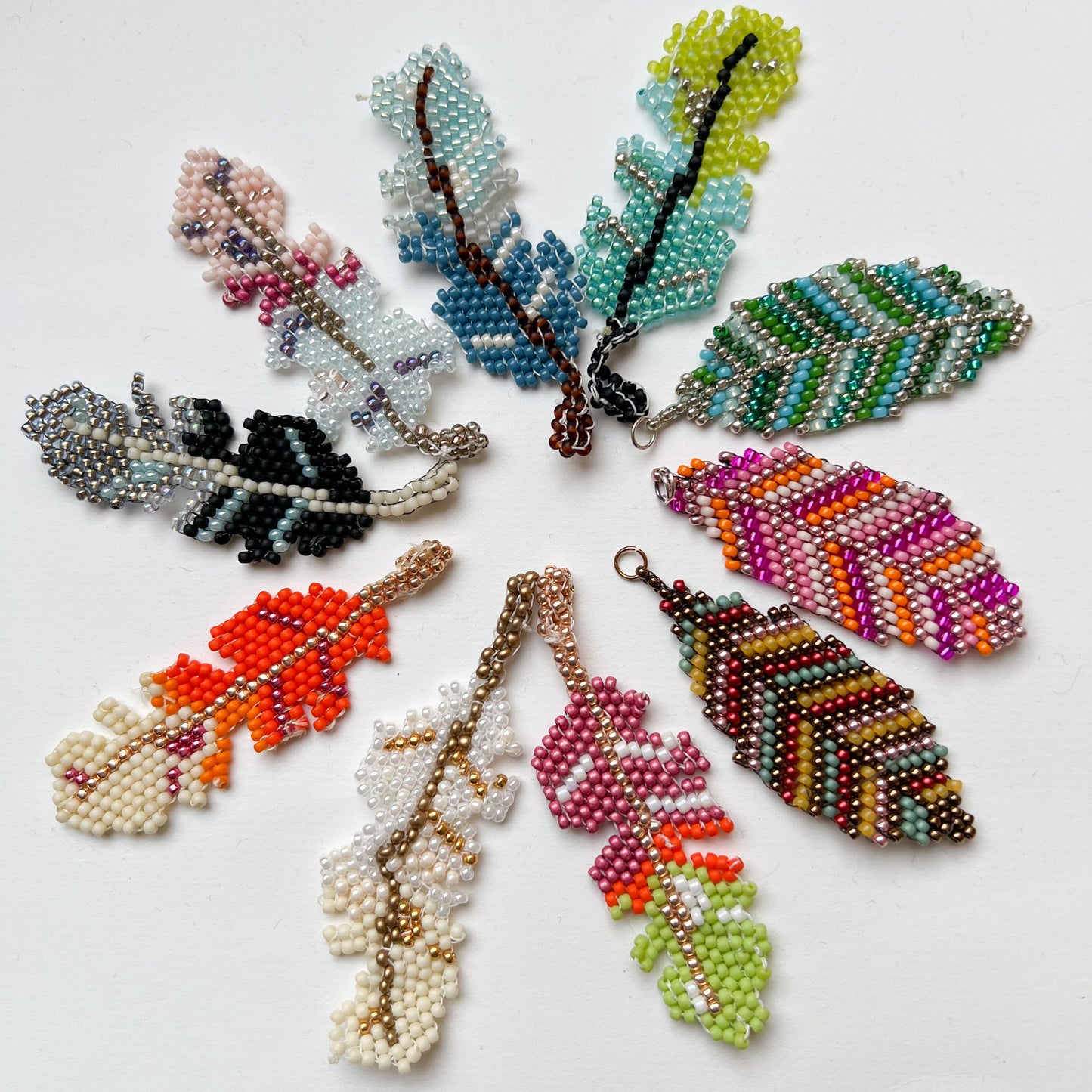 Handgemachter Boho-Anhänger aus Miyuki-Perlen / LEAF & FEATHER COLLECTION