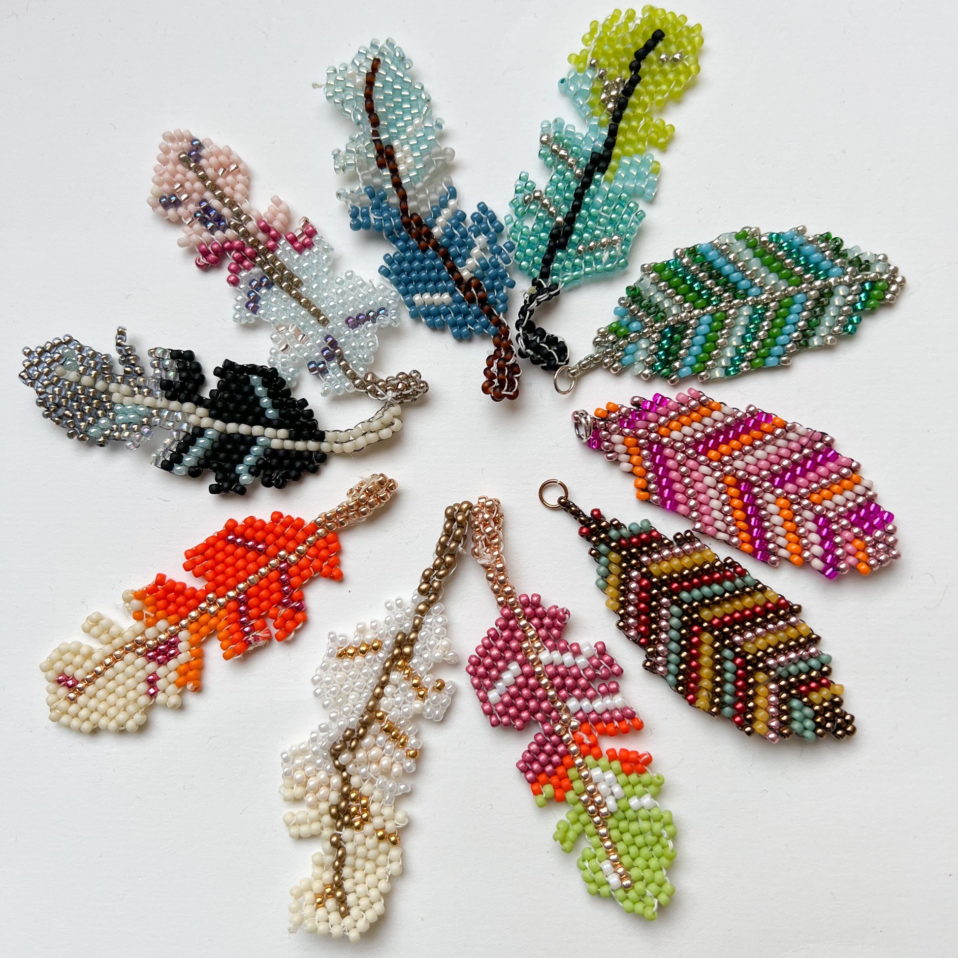 Handgemachter Boho-Anhänger aus Miyuki-Perlen / LEAF & FEATHER COLLECTION