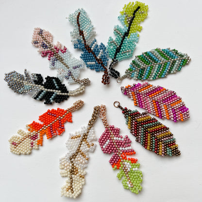 Handgemachter Boho-Anhänger aus Miyuki-Perlen / LEAF & FEATHER COLLECTION