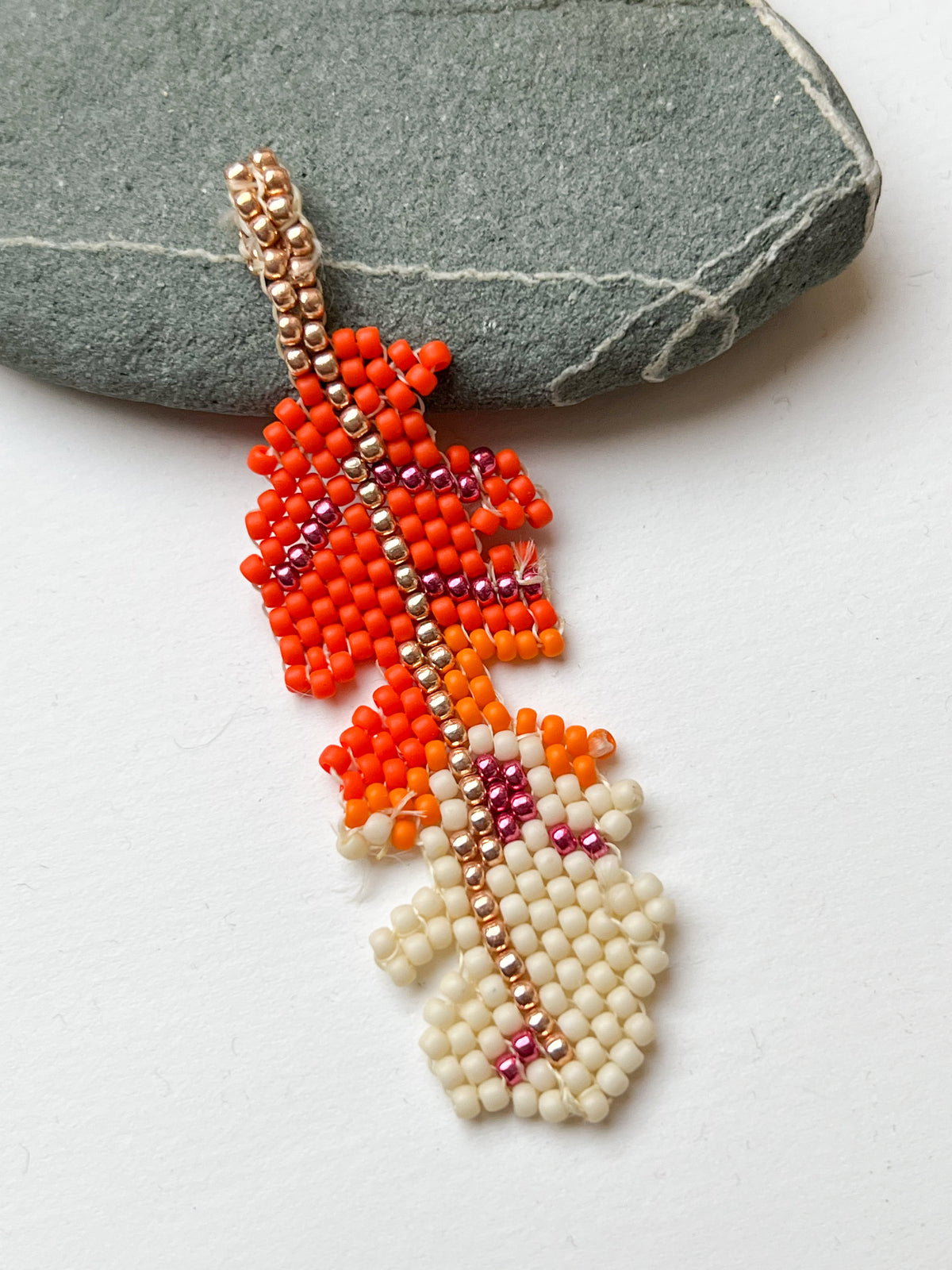 Handgemachter Boho-Anhänger aus Miyuki-Perlen / LEAF & FEATHER COLLECTION