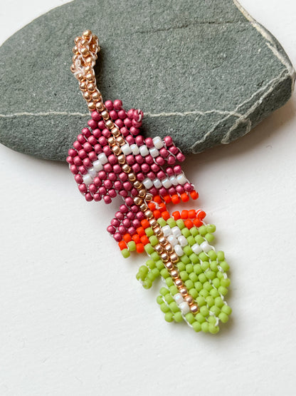 Handgemachter Boho-Anhänger aus Miyuki-Perlen / LEAF & FEATHER COLLECTION