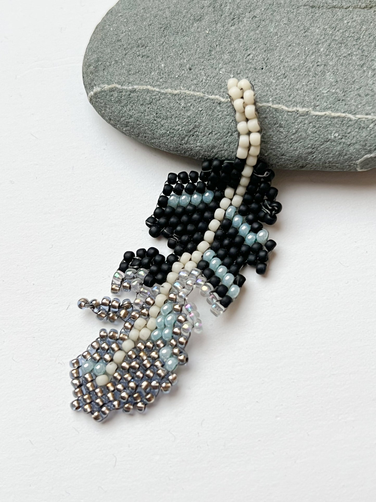 Handgemachter Boho-Anhänger aus Miyuki-Perlen / LEAF & FEATHER COLLECTION