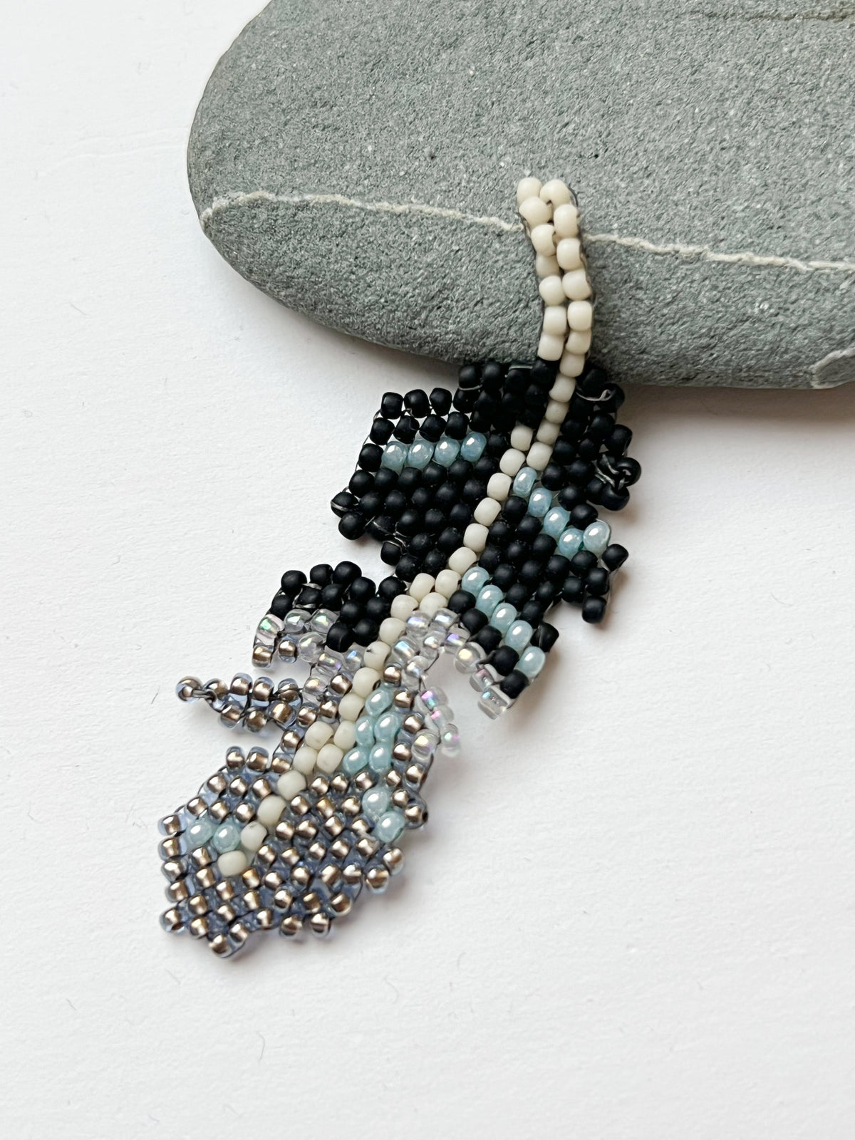 Handgemachter Boho-Anhänger aus Miyuki-Perlen / LEAF & FEATHER COLLECTION