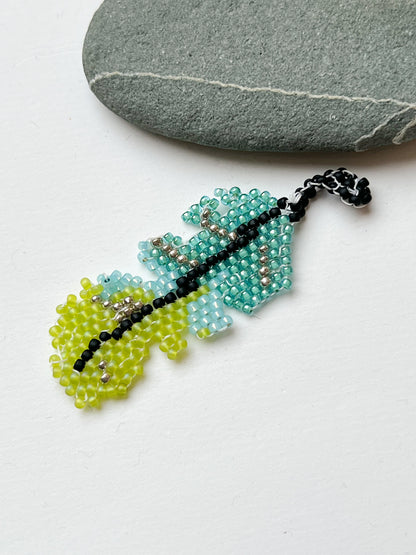 Handgemachter Boho-Anhänger aus Miyuki-Perlen / LEAF & FEATHER COLLECTION