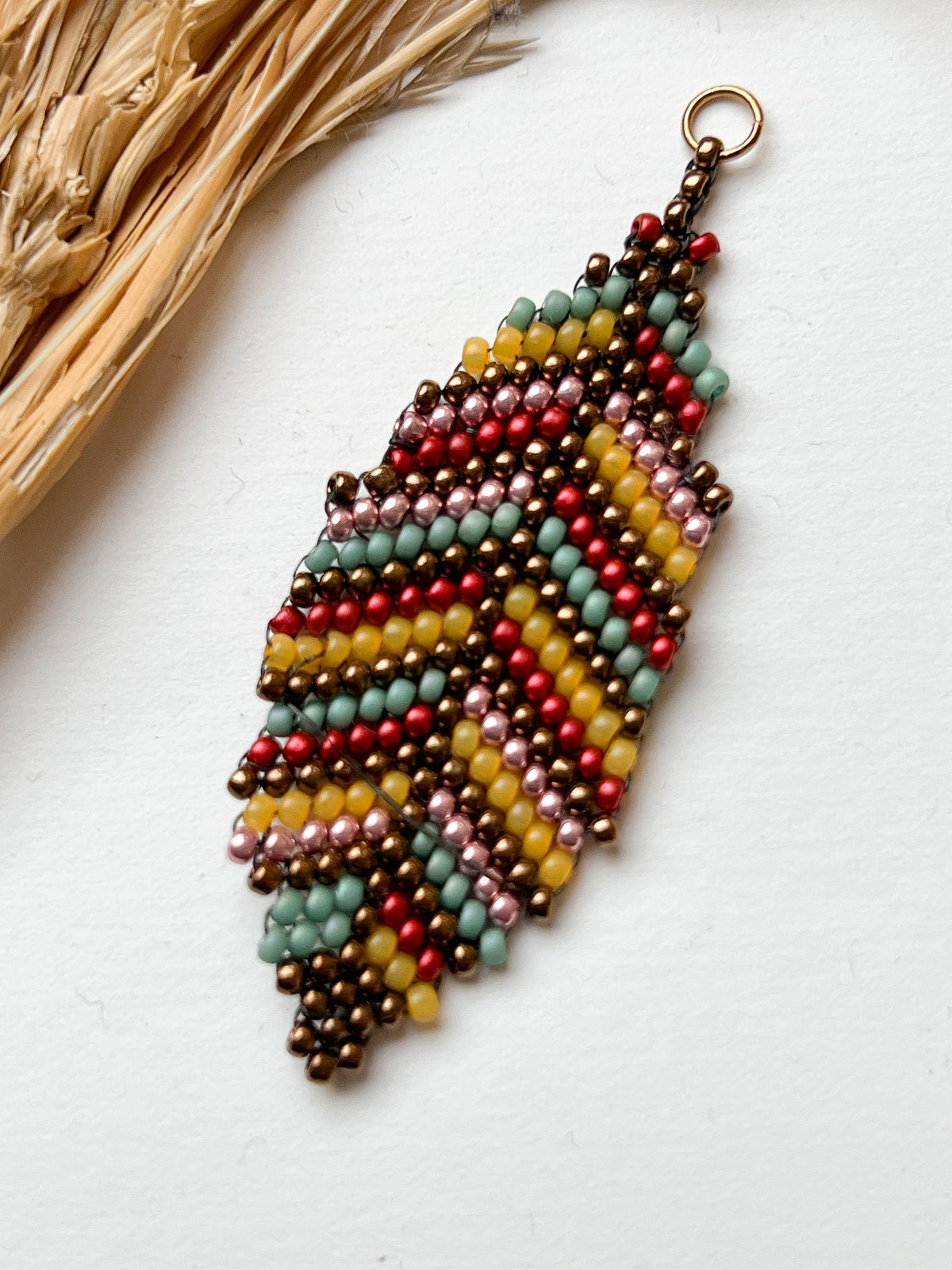 Handgemachter Boho-Anhänger aus Miyuki-Perlen / LEAF & FEATHER COLLECTION