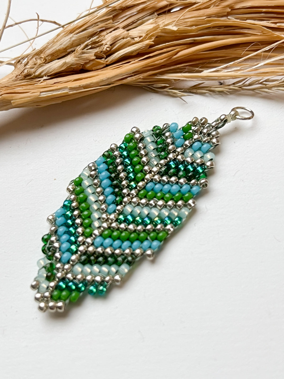 Handgemachter Boho-Anhänger aus Miyuki-Perlen / LEAF & FEATHER COLLECTION
