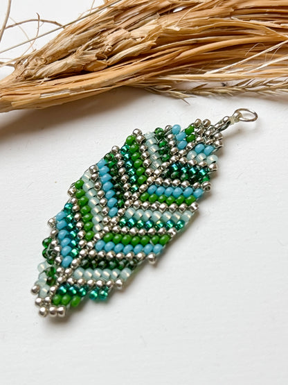 Handgemachter Boho-Anhänger aus Miyuki-Perlen / LEAF & FEATHER COLLECTION