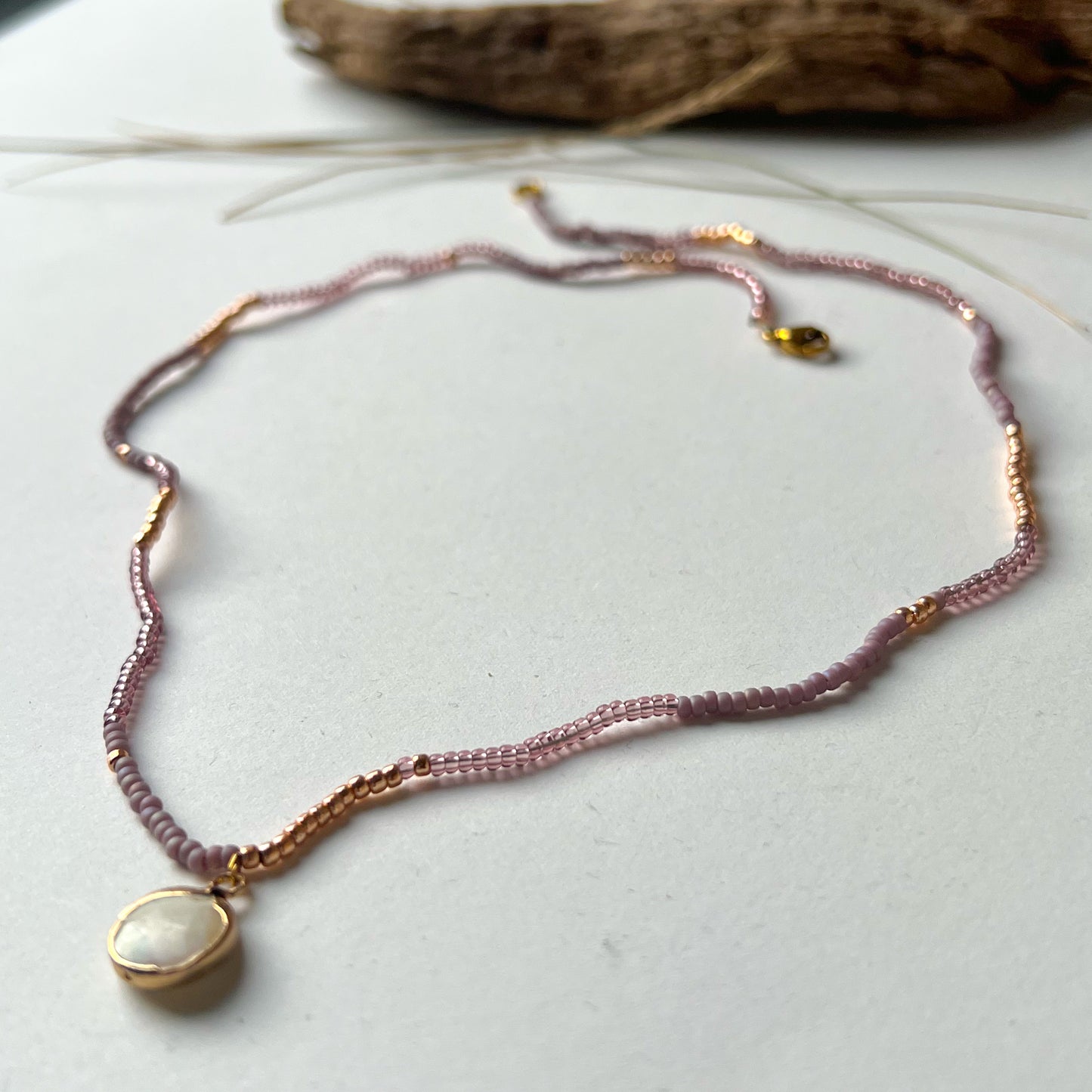 Handgemachte zarte Perlenkette in Violett und Perlmutt -handgemacht NYRA