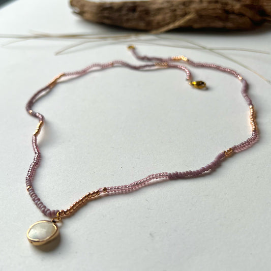 Handgemachte zarte Perlenkette in Violett und Perlmutt -handgemacht NYRA