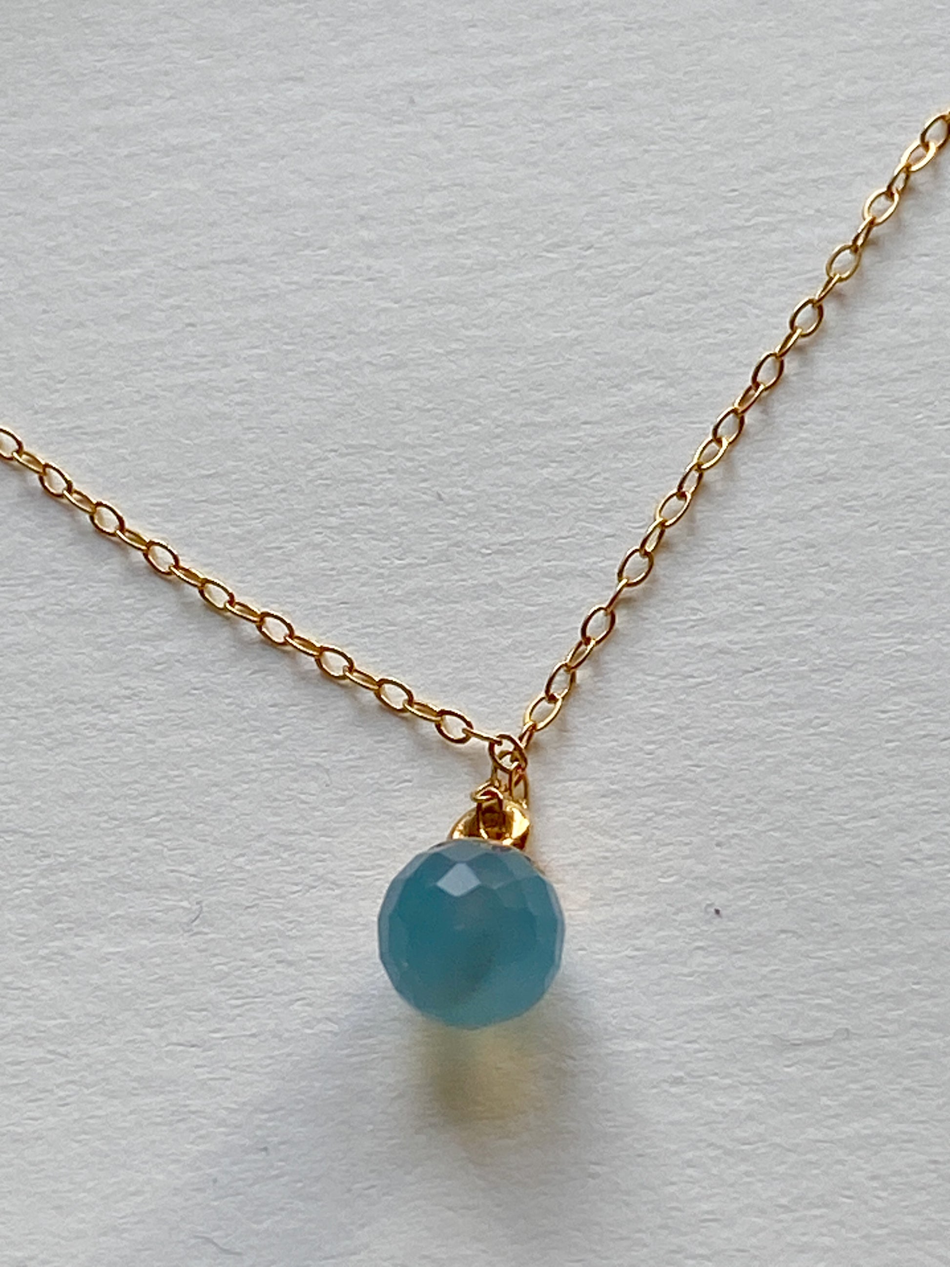 handgemachte Goldkette blauer Onyx Edelsteinanhänger - Charm /  GRACE Gold
