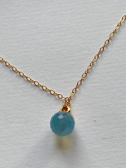 handgemachte Goldkette blauer Onyx Edelsteinanhänger - Charm /  GRACE Gold