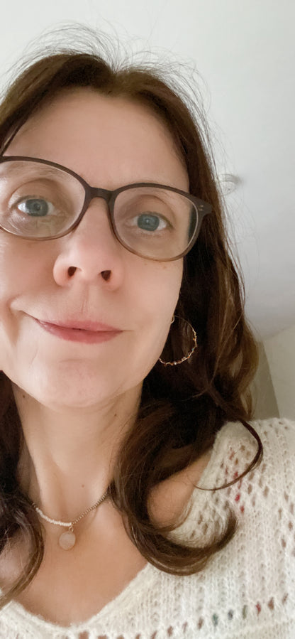 Frau trägt handgemachte Boho-Kette u Creolen | Sabetti Schmuckdesign