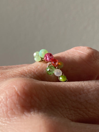 Frau trägt handgemachten Goldring mit Glasperlen | Sabetti Schmuckdesign