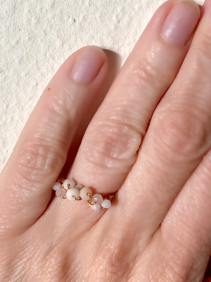 Frau trägt handgemachte Boho- Gold Ring  | Sabetti Schmuckdesign