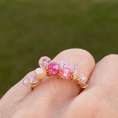 Frau trägt handgemachten Goldring mit rosa Glasperlen | Sabetti Schmuckdesign