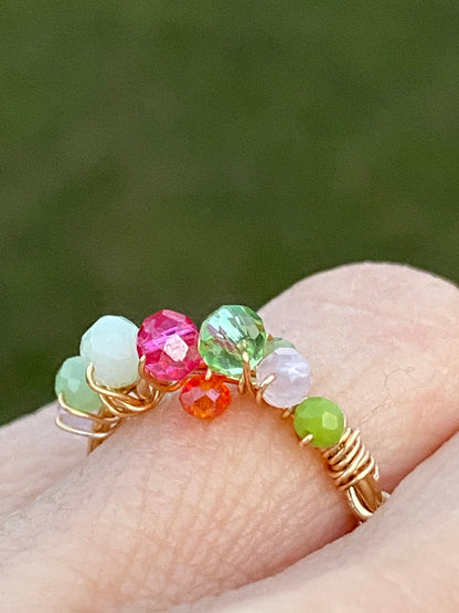 Frau trägt handgemachten Goldring mit Glasperlen | Sabetti Schmuckdesign