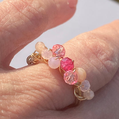 Frau trägt handgemachten Goldring mit Glasperlen | Sabetti Schmuckdesign