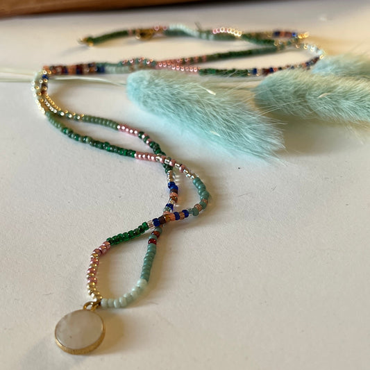 handgemachte grüne Bohokette - mit Perlmuttanhänger