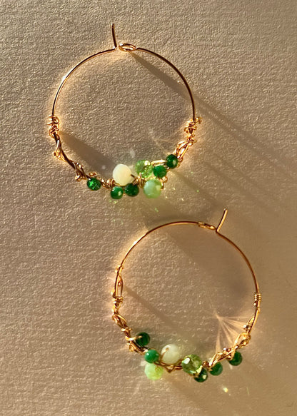 handgefertigt - 3,0 cm vergoldete Edelstahl Creole mit grünen Glasperlen umwickelt - VERDE