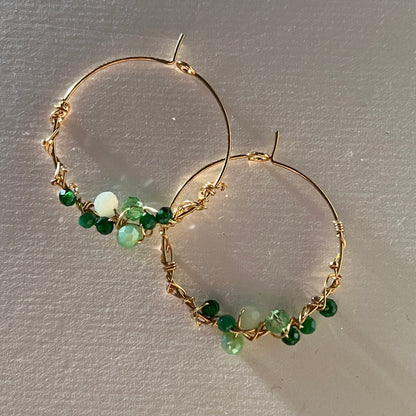 handgefertigt - 3,0 cm vergoldete Edelstahl Creole mit grünen Glasperlen umwickelt - VERDE
